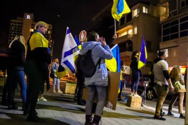 Rusya 'nın Ukrayna' ya yönelik politikasını Tel Aviv 'deki Rus Büyükelçiliği önünde protesto edenler, protestocular anlaşmazlıklarını göstermek için her gün toplanıyorlar.