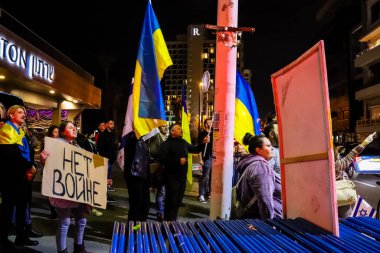 Rusya 'nın Ukrayna' ya yönelik politikasını Tel Aviv 'deki Rus Büyükelçiliği önünde protesto edenler, protestocular anlaşmazlıklarını göstermek için her gün toplanıyorlar.