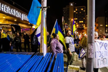 Rusya 'nın Ukrayna' ya yönelik politikasını Tel Aviv 'deki Rus Büyükelçiliği önünde protesto edenler, protestocular anlaşmazlıklarını göstermek için her gün toplanıyorlar.