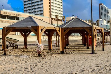 Tel Aviv, İsrail - 3 Mart 2022 Tel Aviv tesisleri ve ana plaj manzarası İsrail kıyılarını etkileyen kış fırtınaları sırasında tamamen ıssız