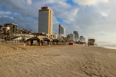 Tel Aviv, İsrail - 3 Mart 2022 Tel Aviv tesisleri ve ana plaj manzarası İsrail kıyılarını etkileyen kış fırtınaları sırasında tamamen ıssız