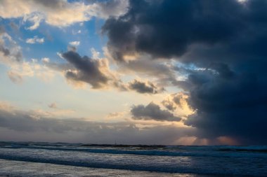 Tel Aviv, İsrail - 3 Mart 2022 Tel Aviv tesisleri ve ana plaj manzarası İsrail kıyılarını etkileyen kış fırtınaları sırasında tamamen ıssız