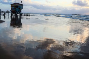 Tel Aviv, İsrail - 3 Mart 2022 Tel Aviv tesisleri ve ana plaj manzarası İsrail kıyılarını etkileyen kış fırtınaları sırasında tamamen ıssız