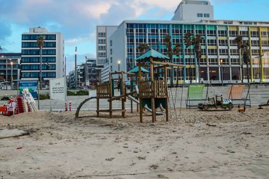 Tel Aviv, İsrail - 3 Mart 2022 Tel Aviv tesisleri ve ana plaj manzarası İsrail kıyılarını etkileyen kış fırtınaları sırasında tamamen ıssız