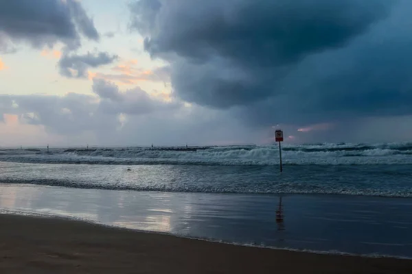 イスラエルのテルアビブ 2022年3月3日イスラエルの海岸に影響を与える冬の嵐の一つの間に完全に捨てられたテルアビブの施設とメインビーチの眺め — ストック写真