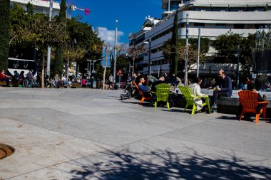Tel Aviv, İsrail - İsrail 'in ikinci büyük şehri Tel Aviv' deki ünlü bir yer olan Şabat 'tan önce, Cuma sabahı Dizengoff Meydanı' nı ziyaret eden kimliği belirsiz kişiler ve turistler