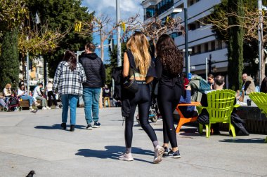 Tel Aviv, İsrail - İsrail 'in ikinci büyük şehri Tel Aviv' deki ünlü bir yer olan Şabat 'tan önce, Cuma sabahı Dizengoff Meydanı' nı ziyaret eden kimliği belirsiz kişiler ve turistler