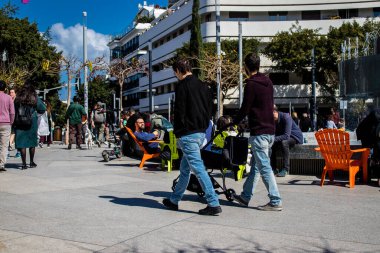 Tel Aviv, İsrail - İsrail 'in ikinci büyük şehri Tel Aviv' deki ünlü bir yer olan Şabat 'tan önce, Cuma sabahı Dizengoff Meydanı' nı ziyaret eden kimliği belirsiz kişiler ve turistler