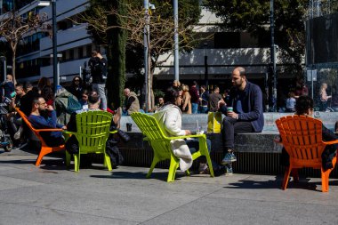 Tel Aviv, İsrail - İsrail 'in ikinci büyük şehri Tel Aviv' deki ünlü bir yer olan Şabat 'tan önce, Cuma sabahı Dizengoff Meydanı' nı ziyaret eden kimliği belirsiz kişiler ve turistler