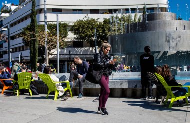 Tel Aviv, İsrail - İsrail 'in ikinci büyük şehri Tel Aviv' deki ünlü bir yer olan Şabat 'tan önce, Cuma sabahı Dizengoff Meydanı' nı ziyaret eden kimliği belirsiz kişiler ve turistler