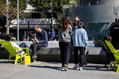 Tel Aviv, İsrail - İsrail 'in ikinci büyük şehri Tel Aviv' deki ünlü bir yer olan Şabat 'tan önce, Cuma sabahı Dizengoff Meydanı' nı ziyaret eden kimliği belirsiz kişiler ve turistler