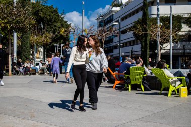 Tel Aviv, İsrail - İsrail 'in ikinci büyük şehri Tel Aviv' deki ünlü bir yer olan Şabat 'tan önce, Cuma sabahı Dizengoff Meydanı' nı ziyaret eden kimliği belirsiz kişiler ve turistler