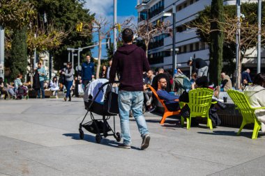 Tel Aviv, İsrail - İsrail 'in ikinci büyük şehri Tel Aviv' deki ünlü bir yer olan Şabat 'tan önce, Cuma sabahı Dizengoff Meydanı' nı ziyaret eden kimliği belirsiz kişiler ve turistler