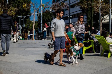 Tel Aviv, İsrail - İsrail 'in ikinci büyük şehri Tel Aviv' deki ünlü bir yer olan Şabat 'tan önce, Cuma sabahı Dizengoff Meydanı' nı ziyaret eden kimliği belirsiz kişiler ve turistler