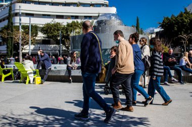 Tel Aviv, İsrail - İsrail 'in ikinci büyük şehri Tel Aviv' deki ünlü bir yer olan Şabat 'tan önce, Cuma sabahı Dizengoff Meydanı' nı ziyaret eden kimliği belirsiz kişiler ve turistler