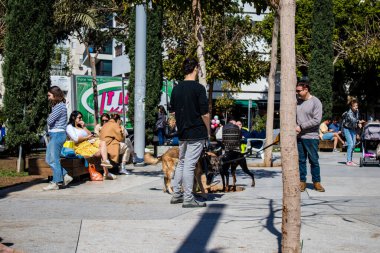 Tel Aviv, İsrail - İsrail 'in ikinci büyük şehri Tel Aviv' deki ünlü bir yer olan Şabat 'tan önce, Cuma sabahı Dizengoff Meydanı' nı ziyaret eden kimliği belirsiz kişiler ve turistler