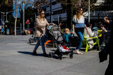 Tel Aviv, İsrail - İsrail 'in ikinci büyük şehri Tel Aviv' deki ünlü bir yer olan Şabat 'tan önce, Cuma sabahı Dizengoff Meydanı' nı ziyaret eden kimliği belirsiz kişiler ve turistler