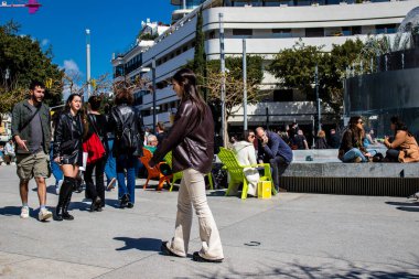 Tel Aviv, İsrail - İsrail 'in ikinci büyük şehri Tel Aviv' deki ünlü bir yer olan Şabat 'tan önce, Cuma sabahı Dizengoff Meydanı' nı ziyaret eden kimliği belirsiz kişiler ve turistler