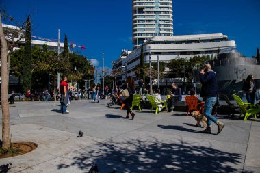 Tel Aviv, İsrail - İsrail 'in ikinci büyük şehri Tel Aviv' deki ünlü bir yer olan Şabat 'tan önce, Cuma sabahı Dizengoff Meydanı' nı ziyaret eden kimliği belirsiz kişiler ve turistler