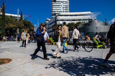 Tel Aviv, İsrail - İsrail 'in ikinci büyük şehri Tel Aviv' deki ünlü bir yer olan Şabat 'tan önce, Cuma sabahı Dizengoff Meydanı' nı ziyaret eden kimliği belirsiz kişiler ve turistler