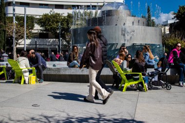 Tel Aviv, İsrail - İsrail 'in ikinci büyük şehri Tel Aviv' deki ünlü bir yer olan Şabat 'tan önce, Cuma sabahı Dizengoff Meydanı' nı ziyaret eden kimliği belirsiz kişiler ve turistler