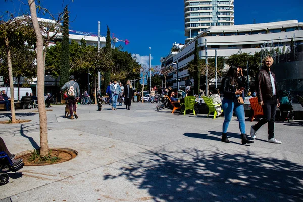 イスラエルのテルアビブ 2022年3月4日イスラエル第2の都市テルアビブのダウンタウンの有名なスポットであるシャバトの前の金曜日の朝にディゼンゴフ広場を訪れる未確認の人々と観光客 — ストック写真