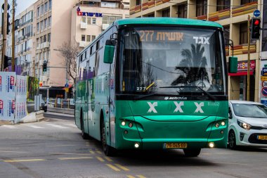 Tel Aviv, İsrail - 4 Mart 2022 Tel Aviv otobüsü Coronavirus salgını sırasında İsrail sokaklarından geçerken maske takmak zorunludur.