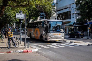 Tel Aviv, İsrail - 4 Mart 2022 Tel Aviv otobüsü Coronavirus salgını sırasında İsrail sokaklarından geçerken maske takmak zorunludur.