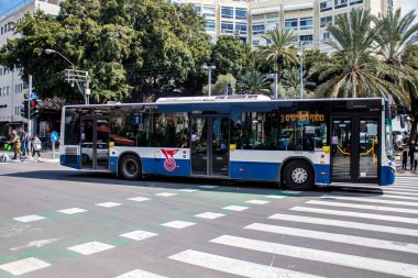 Tel Aviv, İsrail - 4 Mart 2022 Tel Aviv otobüsü Coronavirus salgını sırasında İsrail sokaklarından geçerken maske takmak zorunludur.