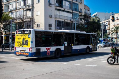 Tel Aviv, İsrail - 4 Mart 2022 Tel Aviv otobüsü Coronavirus salgını sırasında İsrail sokaklarından geçerken maske takmak zorunludur.