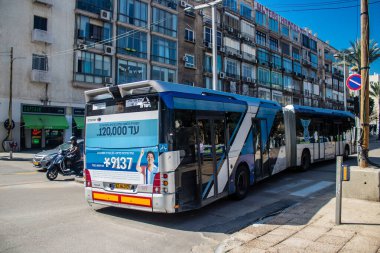 Tel Aviv, İsrail - 4 Mart 2022 Tel Aviv otobüsü Coronavirus salgını sırasında İsrail sokaklarından geçerken maske takmak zorunludur.
