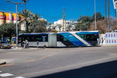 Tel Aviv, İsrail - 4 Mart 2022 Tel Aviv otobüsü Coronavirus salgını sırasında İsrail sokaklarından geçerken maske takmak zorunludur.