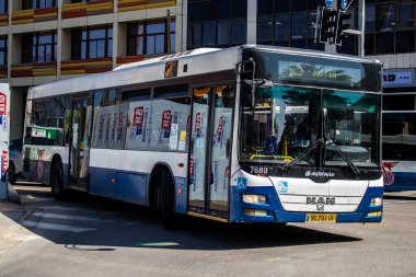 Tel Aviv, İsrail - 4 Mart 2022 Tel Aviv otobüsü Coronavirus salgını sırasında İsrail sokaklarından geçerken maske takmak zorunludur.