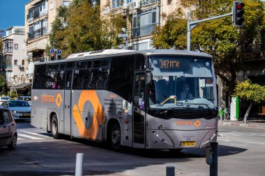 Tel Aviv, İsrail - 4 Mart 2022 Tel Aviv otobüsü Coronavirus salgını sırasında İsrail sokaklarından geçerken maske takmak zorunludur.