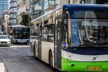 Tel Aviv, İsrail - 4 Mart 2022 Tel Aviv otobüsü Coronavirus salgını sırasında İsrail sokaklarından geçerken maske takmak zorunludur.