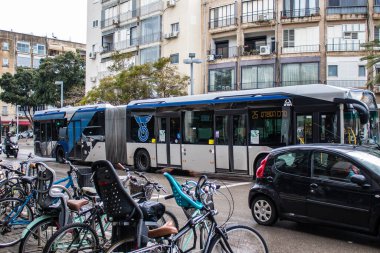 Tel Aviv, İsrail - 4 Mart 2022 Tel Aviv otobüsü Coronavirus salgını sırasında İsrail sokaklarından geçerken maske takmak zorunludur.