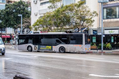 Tel Aviv, İsrail - 4 Mart 2022 Tel Aviv otobüsü Coronavirus salgını sırasında İsrail sokaklarından geçerken maske takmak zorunludur.