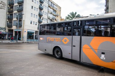 Tel Aviv, İsrail - 4 Mart 2022 Tel Aviv otobüsü Coronavirus salgını sırasında İsrail sokaklarından geçerken maske takmak zorunludur.