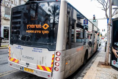 Tel Aviv, İsrail - 4 Mart 2022 Tel Aviv otobüsü Coronavirus salgını sırasında İsrail sokaklarından geçerken maske takmak zorunludur.