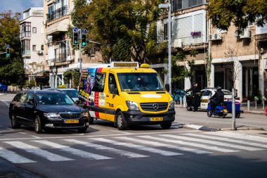 Tel Aviv, İsrail - 4 Mart 2022 Coronavirus salgını sırasında Tel Aviv sokaklarında araba sürmek, maske takmak zorunludur.