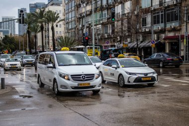 Tel Aviv, İsrail - 4 Mart 2022 Coronavirus salgını sırasında Tel Aviv sokaklarında araba sürmek, maske takmak zorunludur.