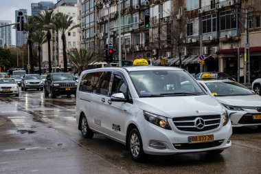 Tel Aviv, İsrail - 4 Mart 2022 Coronavirus salgını sırasında Tel Aviv sokaklarında araba sürmek, maske takmak zorunludur.
