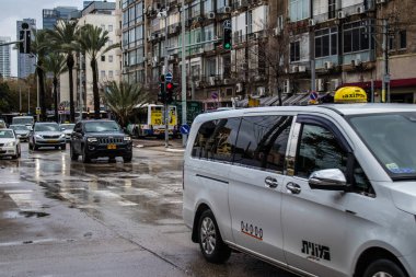 Tel Aviv, İsrail - 4 Mart 2022 Coronavirus salgını sırasında Tel Aviv sokaklarında araba sürmek, maske takmak zorunludur.