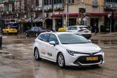 Tel Aviv, İsrail - 4 Mart 2022 Coronavirus salgını sırasında Tel Aviv sokaklarında araba sürmek, maske takmak zorunludur.