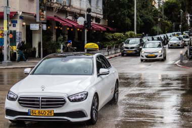 Tel Aviv, İsrail - 4 Mart 2022 Coronavirus salgını sırasında Tel Aviv sokaklarında araba sürmek, maske takmak zorunludur.