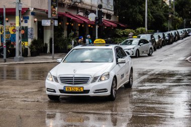 Tel Aviv, İsrail - 4 Mart 2022 Coronavirus salgını sırasında Tel Aviv sokaklarında araba sürmek, maske takmak zorunludur.