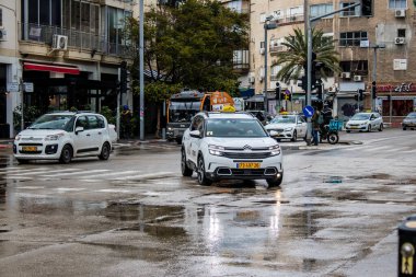 Tel Aviv, İsrail - 4 Mart 2022 Coronavirus salgını sırasında Tel Aviv sokaklarında araba sürmek, maske takmak zorunludur.