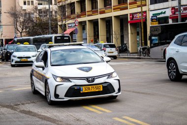 Tel Aviv, İsrail - 4 Mart 2022 Coronavirus salgını sırasında Tel Aviv sokaklarında dolaşan polis arabası İsrail 'i vurdu.