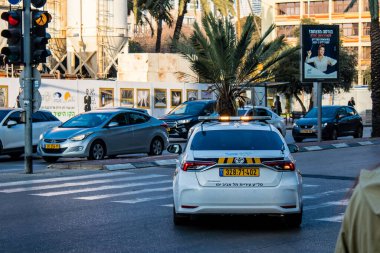 Tel Aviv, İsrail - 4 Mart 2022 Coronavirus salgını sırasında Tel Aviv sokaklarında dolaşan polis arabası İsrail 'i vurdu.