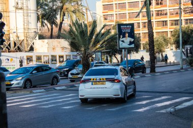 Tel Aviv, İsrail - 4 Mart 2022 Coronavirus salgını sırasında Tel Aviv sokaklarında dolaşan polis arabası İsrail 'i vurdu.